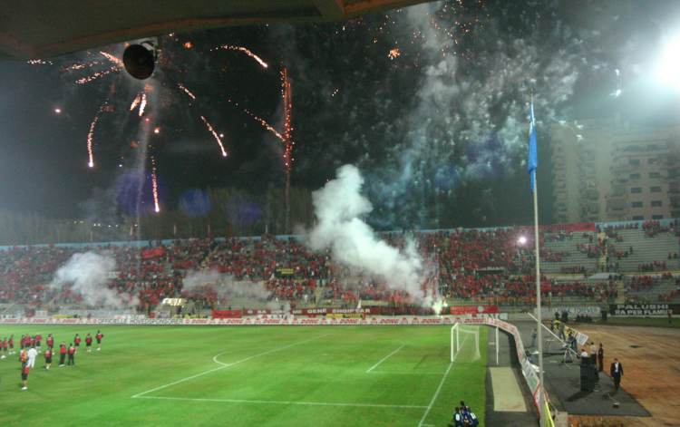 Qemal Stafa - Feuerwerk 90 Minuten vor Spielbeginn