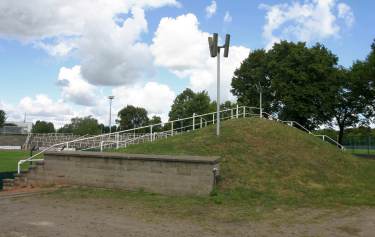 Sportforum Hohenschönhausen - Wall hinterm Tor, Seitenansicht