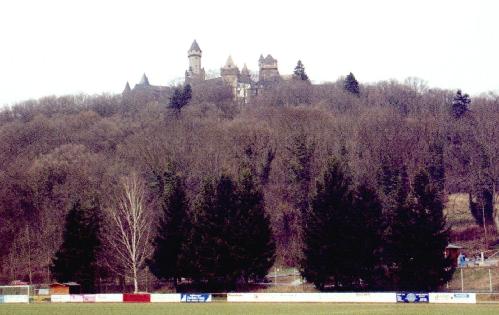 Stadion Schloßblick - Gegenseite und Schloßberg