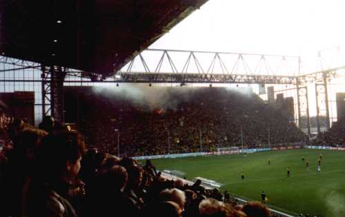 Westfalenstadion - Die S&uuml;dtrib&uuml;ne raucht