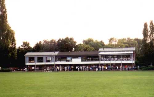 Heinrich-Graf-Sportanlage - Eingangsbereich und VIP-Pläte (oben rechts)