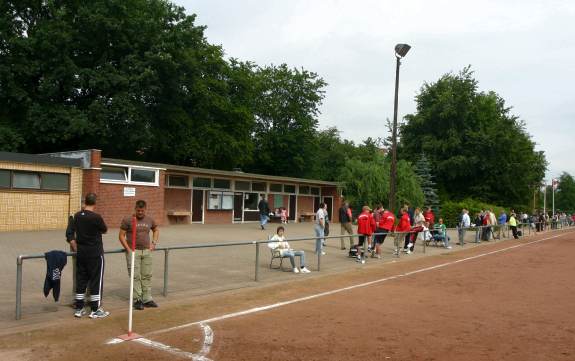 Sportplatz Am Berner Heerweg 187 - ... also spielen wir hier auf Asche ...