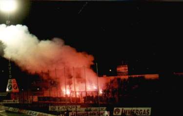 Stadio Alberto Braglia - ... und Gästekurve brennt auch