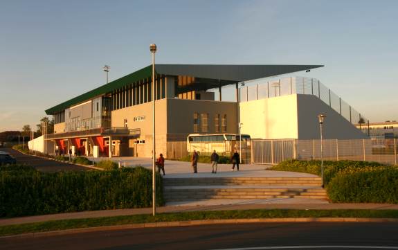 Sportplatz Husterhöhe - Tribüne Außenansicht