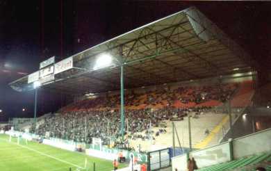 Stade Geoffroy Guichard - Hintertortrib&uuml;ne gegen&uuml;ber mit Pyro